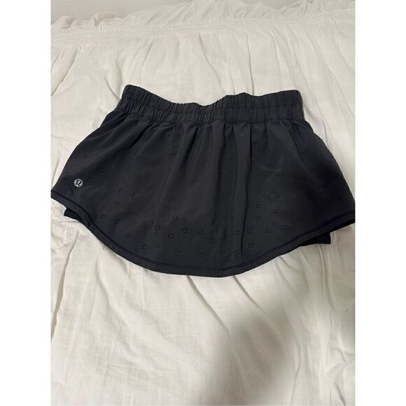 Lululemon Run Breeze size 8 black skirt. Shorts under with pockets. - Picture 3 of 9